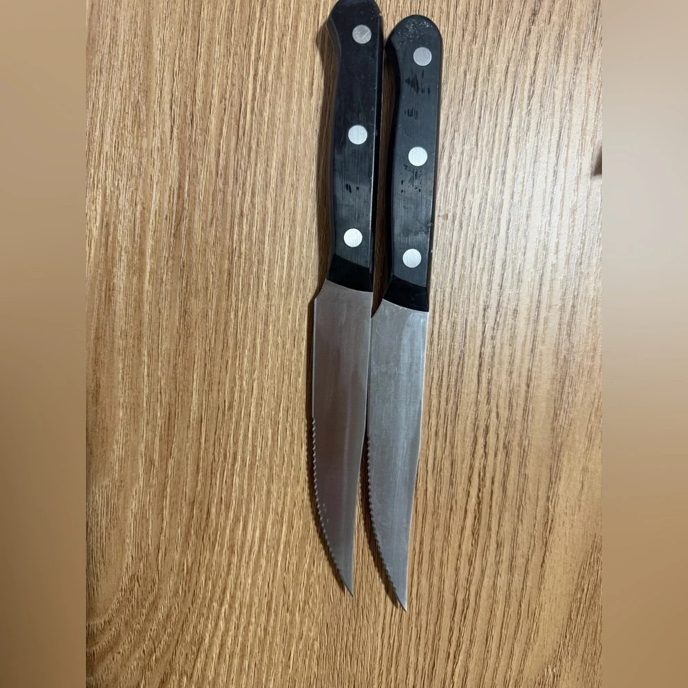Henckels Solution 4.5-inch serrated steak knives model 17549-120 lot of 2